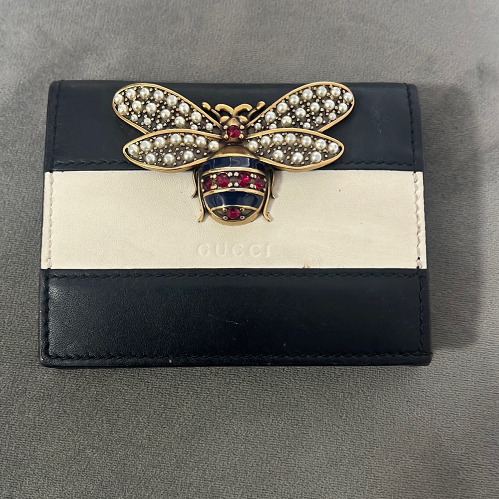 Gucci wallet… Gucci Queen Marguerite Bifold Wallet Bee Leather Compact